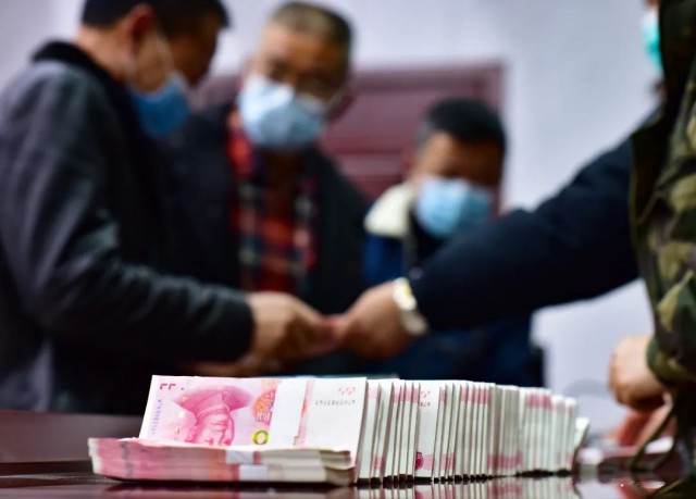 银行从工资保证金账户中将相应数额的款项直接支付给被欠薪农民工。