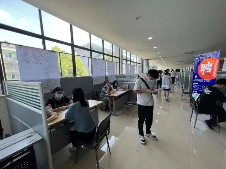 BOB全站00后毕业生最想找怎么样的工作哪些企业最受欢迎？这场招聘会信息量有点大(图1)