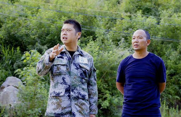 葛剑锋同高峰村党支部书记讨论发展规划_副本.jpg