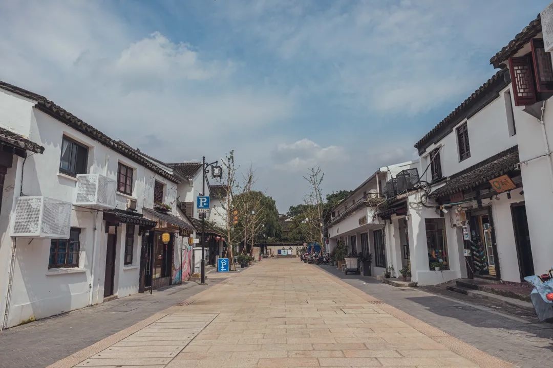 楼市资讯  大儒巷西起临顿路,东至平江路,原先因昭庆寺里原有十多棵古