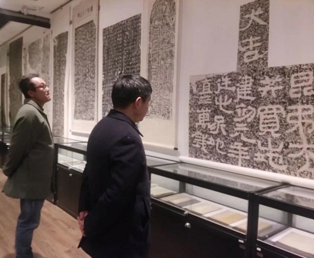 近200件拓片书籍藏品汇聚 金石拓片公益展吸引苏州市民“开眼界”-名城苏州新闻中心